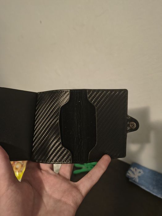 portofel negru mic si de fibre de carbon.