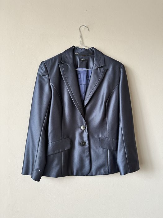 Делови тъмносин костюм на Jones Wien