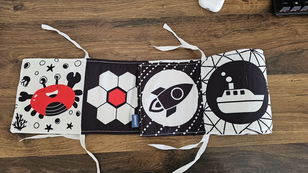 Carte senzoriala alb negru rosu bebelusi