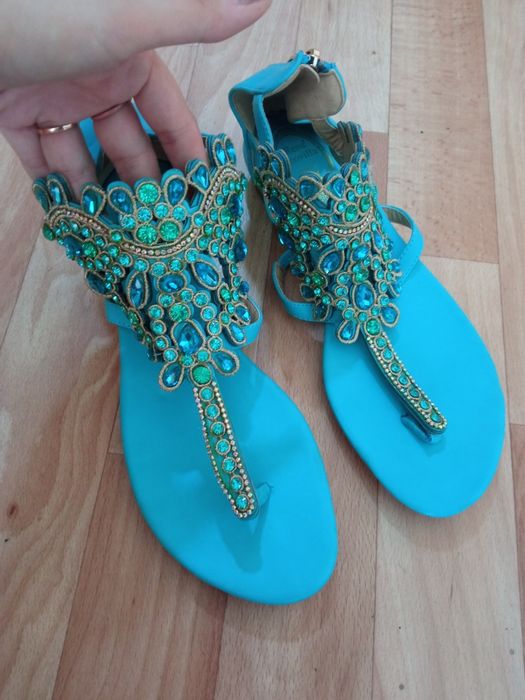 Женская обувь босоножки и платья