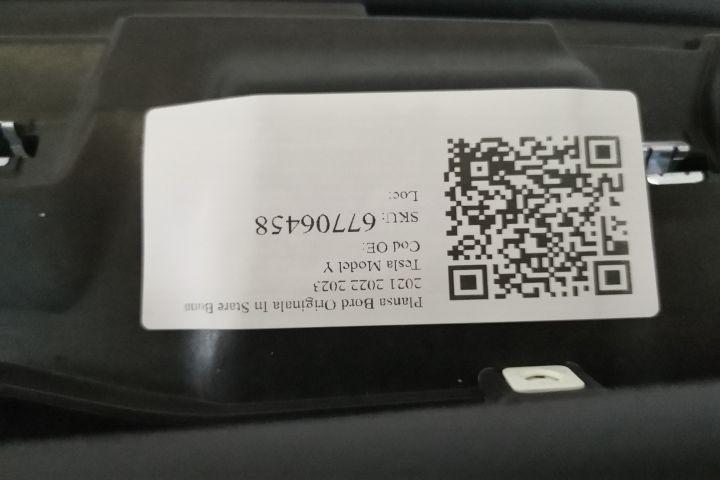 Оригинално арматурно табло в добро състояние / Tesla Model Y Оригиналн