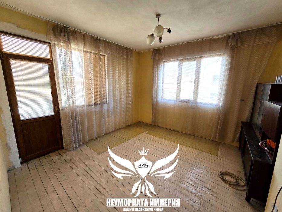 Продавам тристаен с гараж, партерни стаи и 219кв. двор в гр.Асеновград
