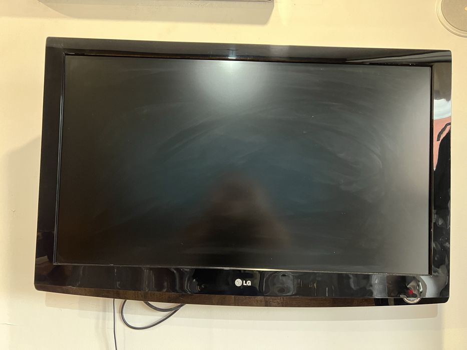 Televizor LG LED perfect functional cu suport perete
