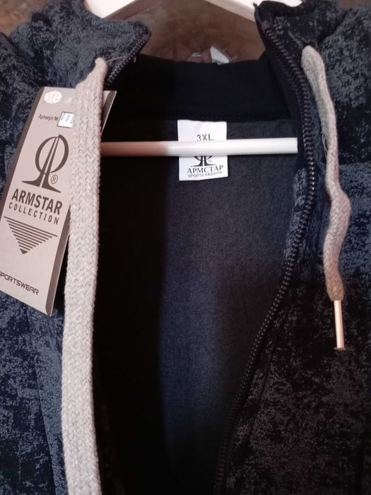 Мъжки син суичър, Армстар