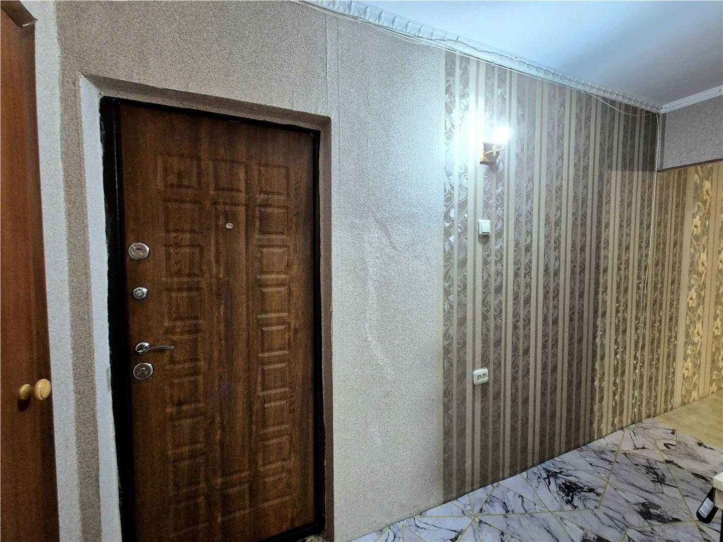 Продам 4 комн квартиру на 6 мкр на 1/5эт