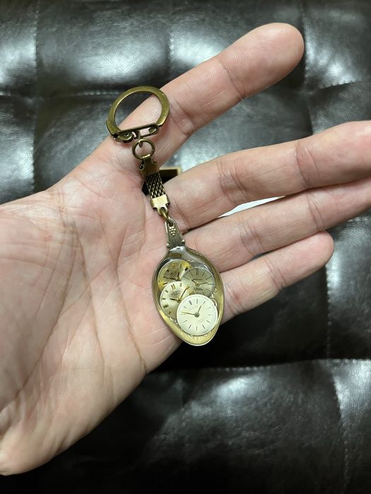 Breloc pentru pasionatii de ceasuri realizat din 4 cadrane