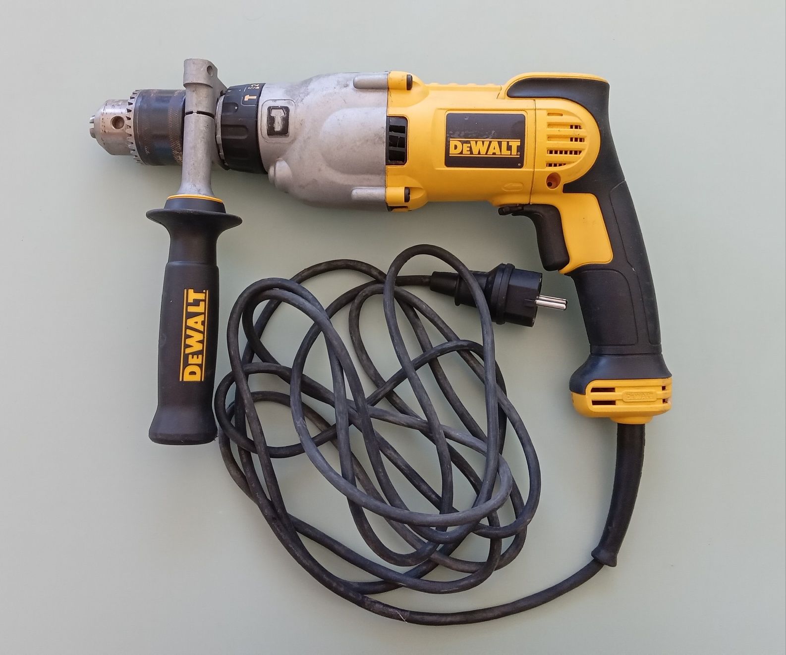 Бормашина на  DeWalt D 21570