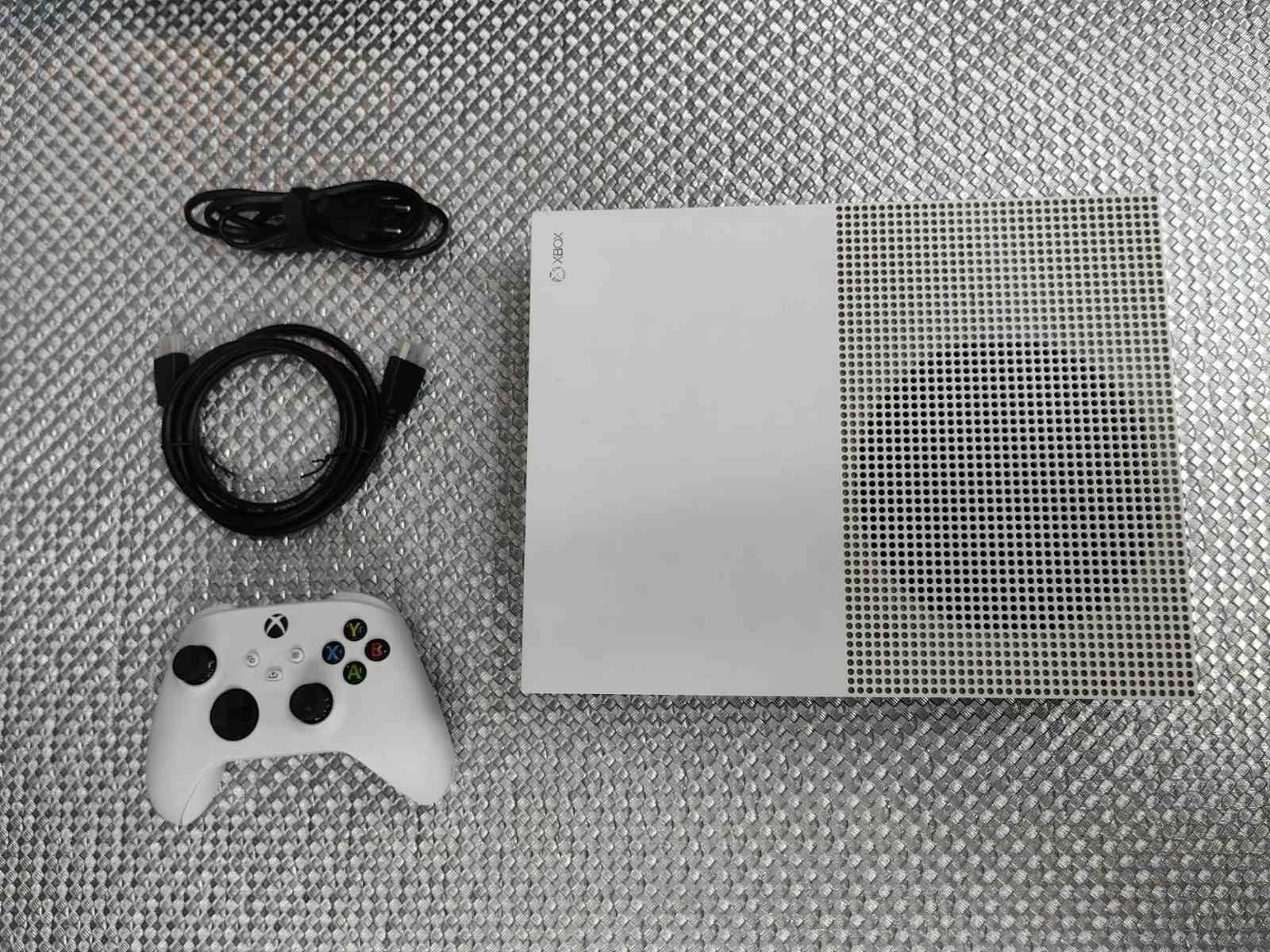 Xbox One S  с 1 TB,4 вградени игри,1 оригинал-400лв джойстик