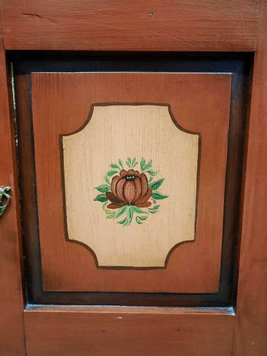 Винтидж шкаф за стена