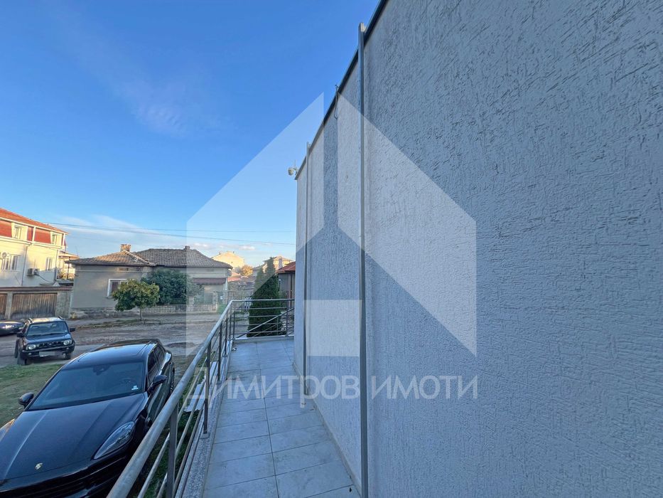 Продава двуетажен търговски обект - магазин в гр. Нови пазар.