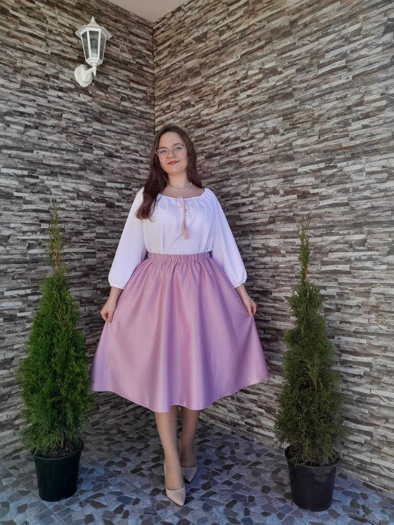 Compleu bluză albă și fustă cloș