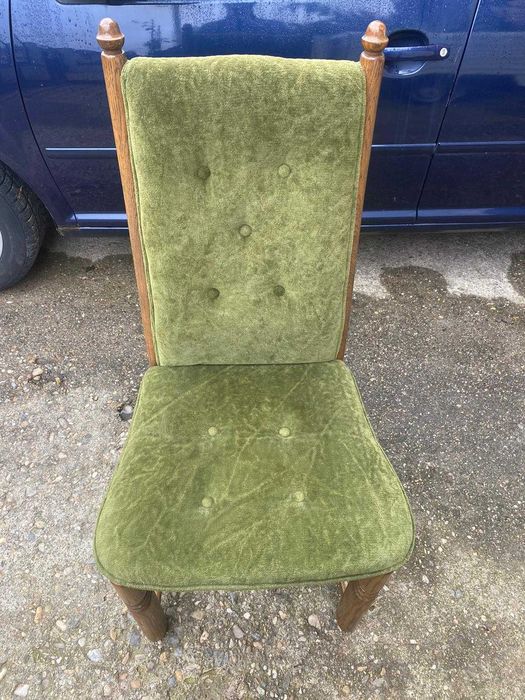 Vand 3 scaune elegante si robuste din lemn masiv