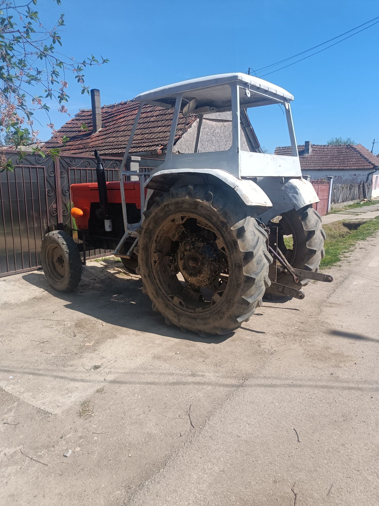 Vând tractor 750