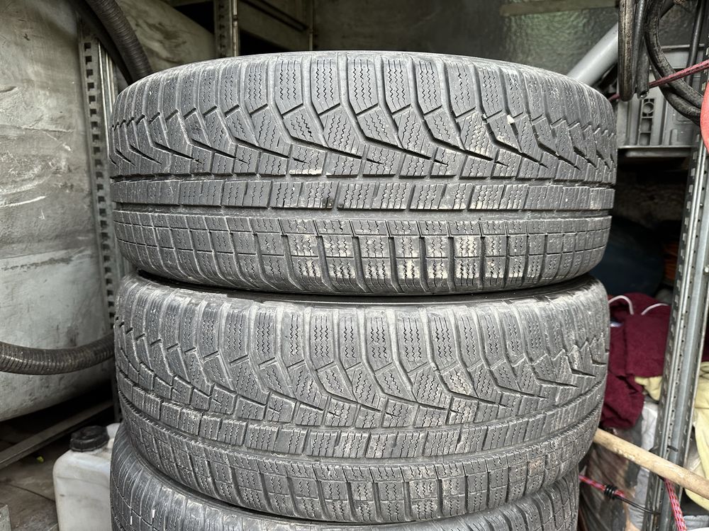 4 бр зимни гуми HANKOOK 215/55/18 цола Перфектни