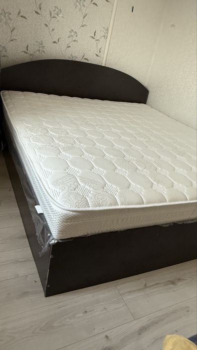 Продается кровать с матрасом ортопедический, ковры, стулья и шторы