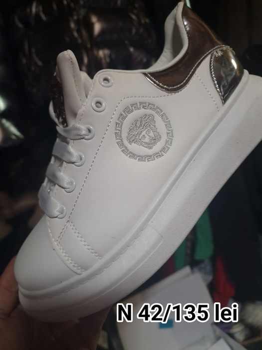 Adidași nr 42  culoare alb