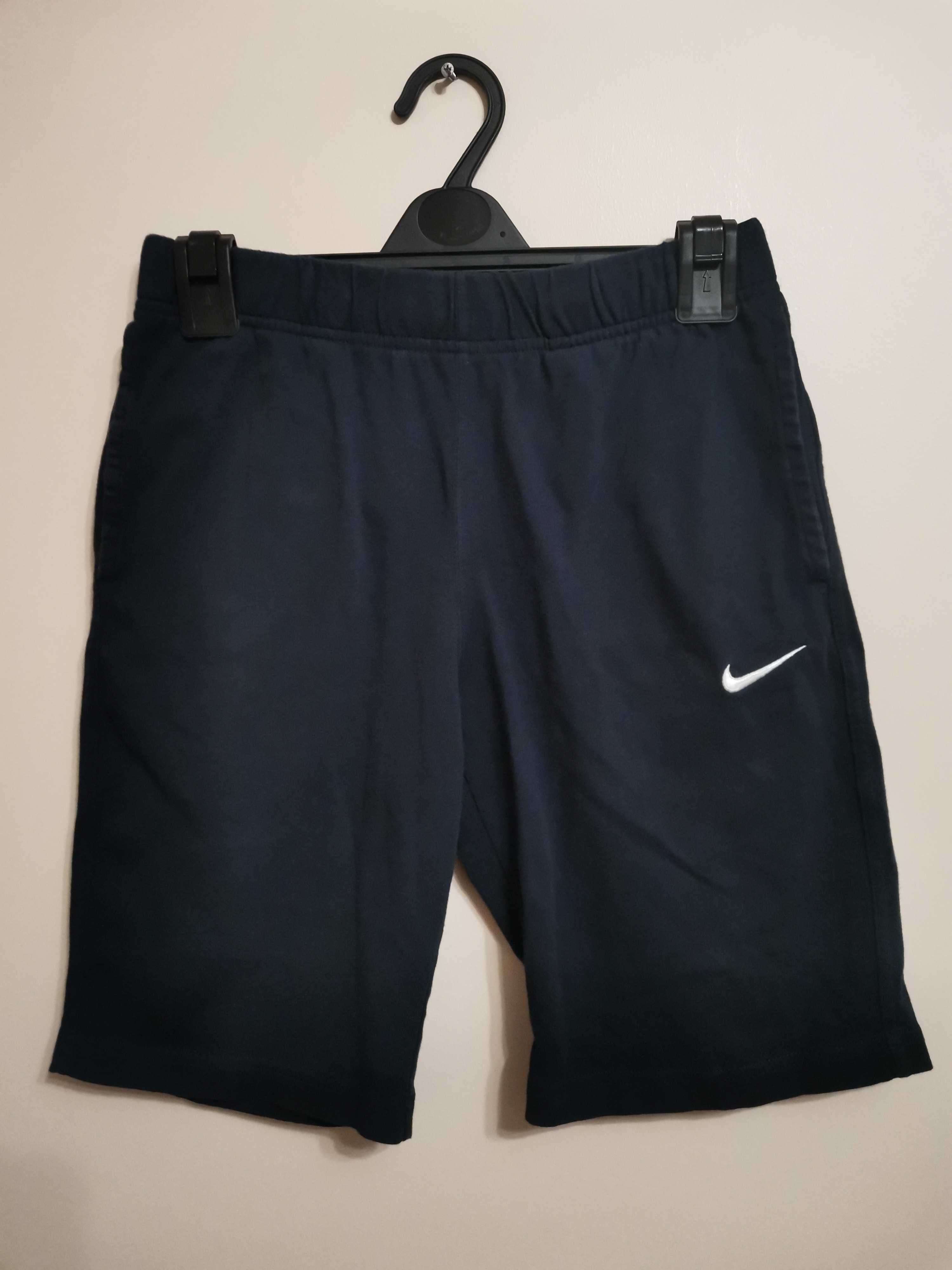 3 броя NIKE Shorts.