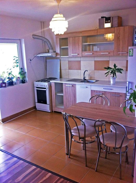 Apartament 3 camere, 2 băi, balcon, la mansardă, de închiriat-600 euro