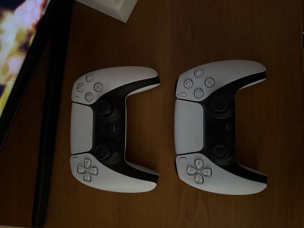 Ps5 с два контролера,2 игри!Нов!