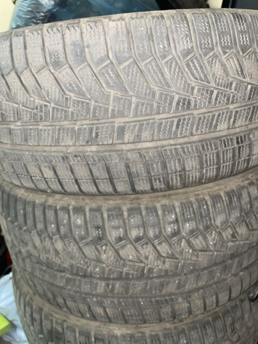 Продавам четири броя зимни гуми 235/45/18