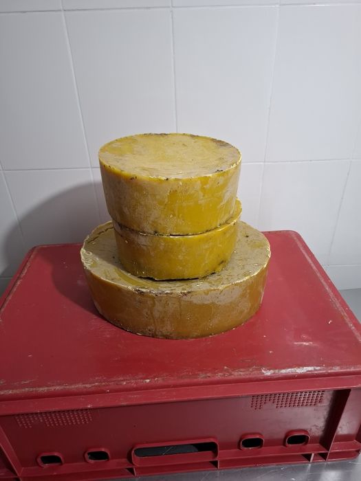 Ceara naturala rezultata din faguri si capaceala .