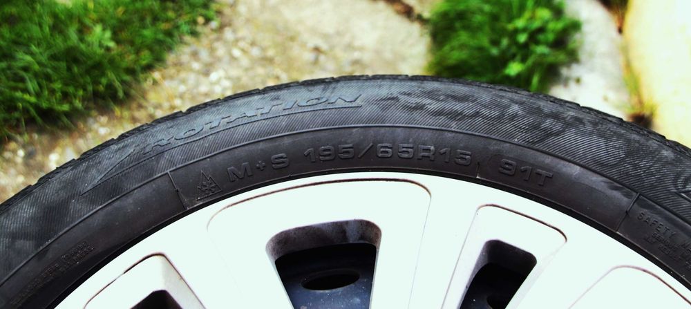 Vand 4 ANVELOPE + jenti + capace pentru Renault Megane 2007