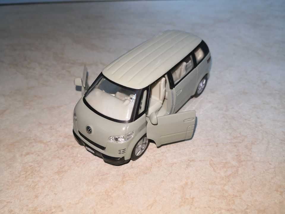 Macheta auto Volkswagen Microbus 2001 scara 1:34 - 1:39 / Welly