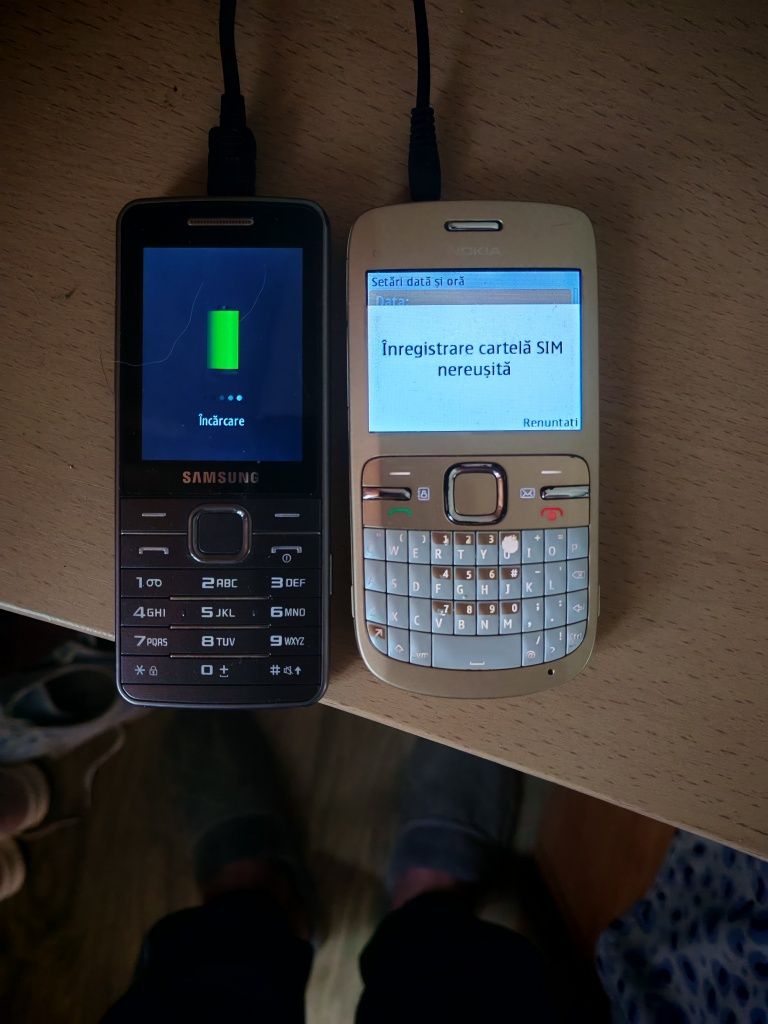 Vând telefoane .sunt impecabile.