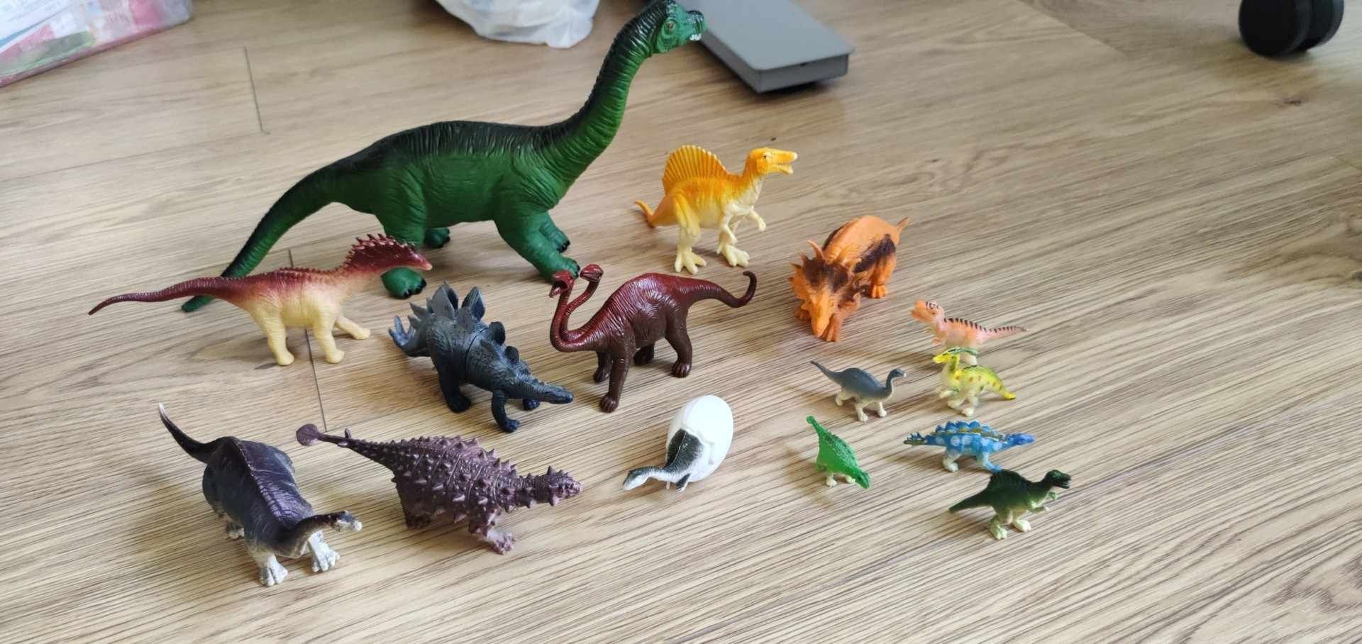 Set figurine dinozauri mici și mari