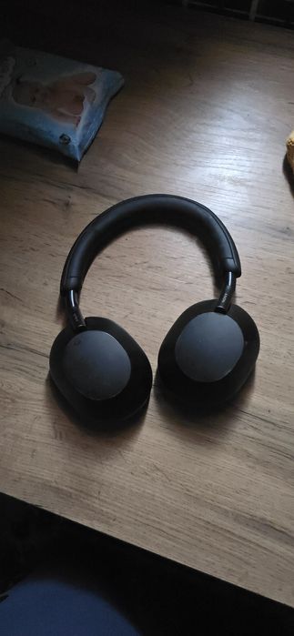 SONY WH 1000XM5 QORA rangda ishlatilgan