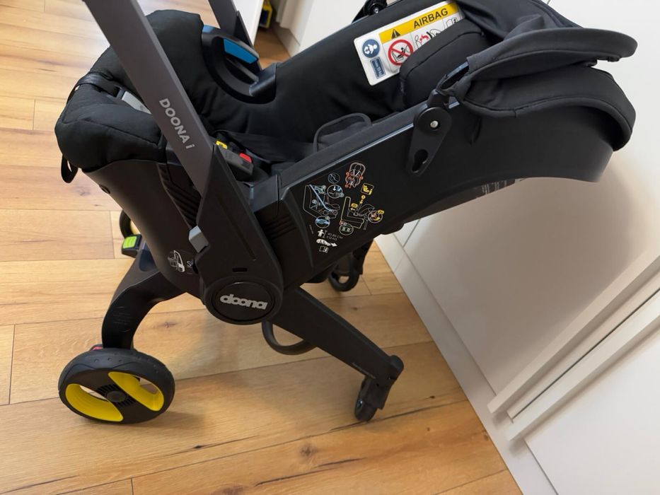 Scoica auto Doona i i-Size black transformabila in carucior