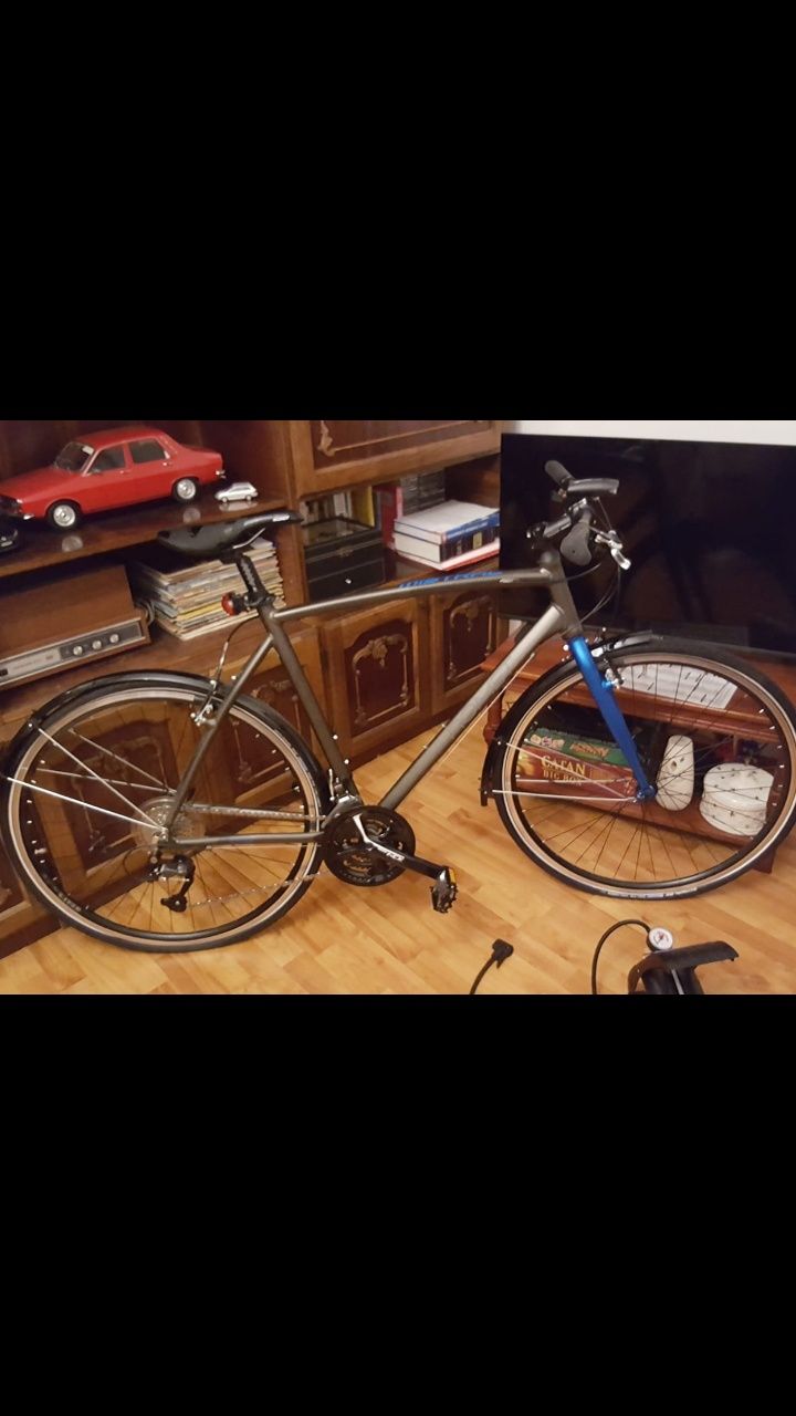 Vand o bicicleta de oras cu roti de 28''