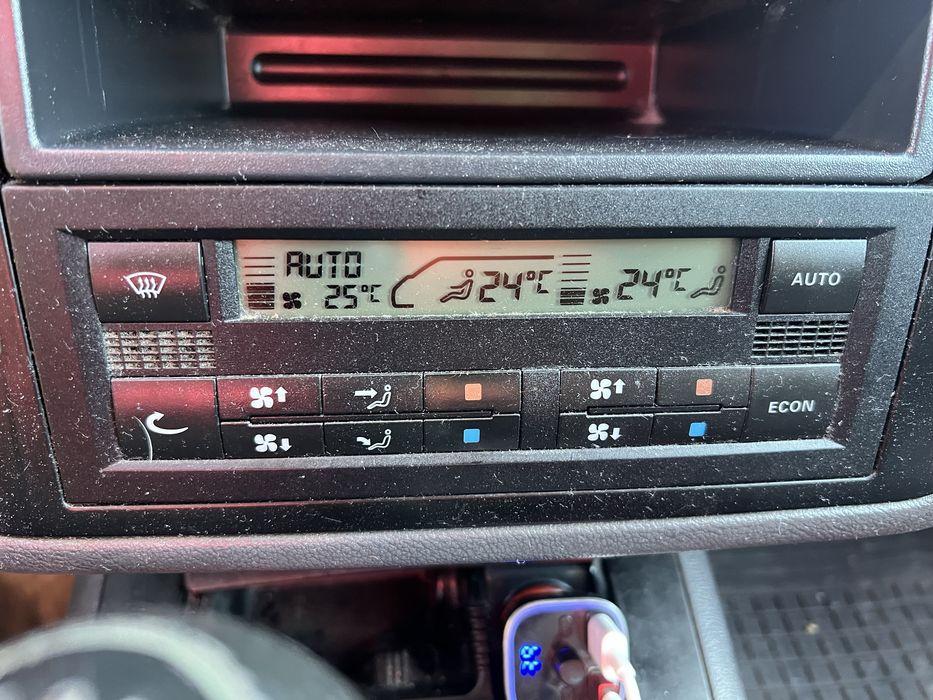 VW Sharan 2007 1.9 TDI 85 kW – 7 locuri – Climatronic bi-zonă – Roșu