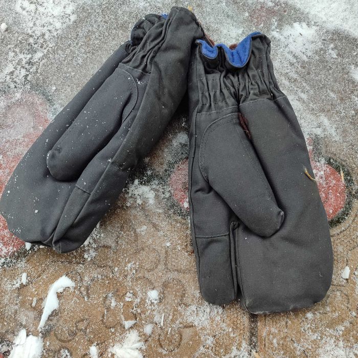 Для охоты и рыбалки. Крючки, леска, вещмешок и перчатки