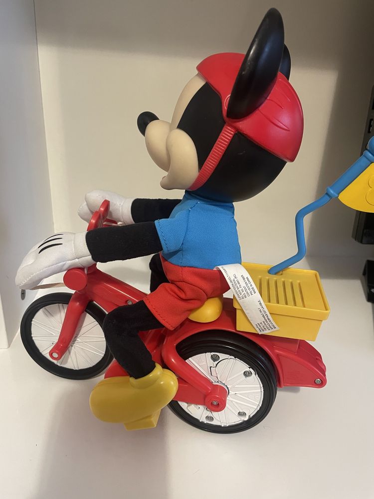 Mickey pe tricicleta