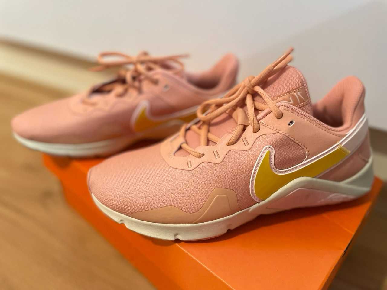 Дамски Маратонки NIKE Legend Essential 2