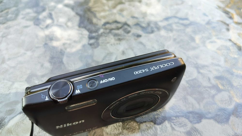 Compact Digital Camera Nikon Coolpix S4200 16.0 mp touch screen