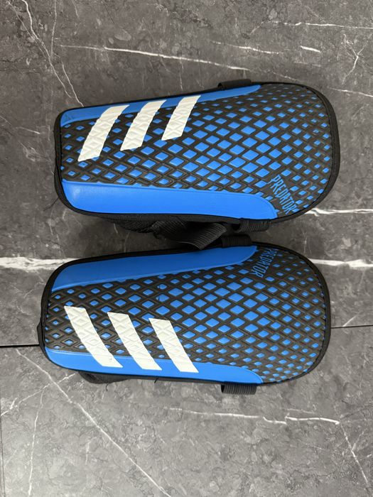 Щитки футбольные