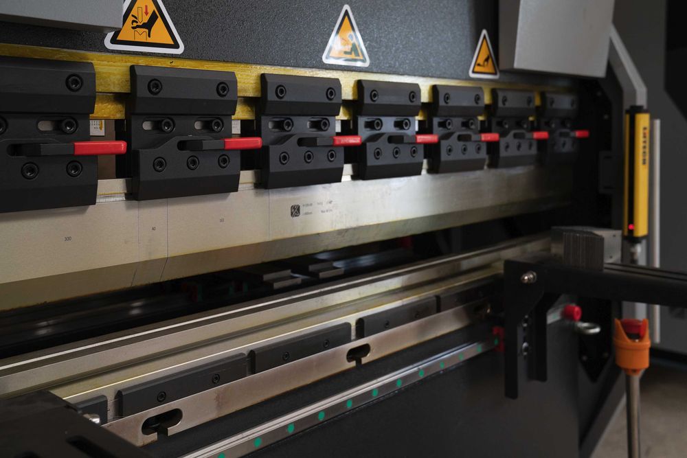 АБКАНТ CNC 1600 – 40 тона;  Абкант 3200 – 125 тона НОВИ налични