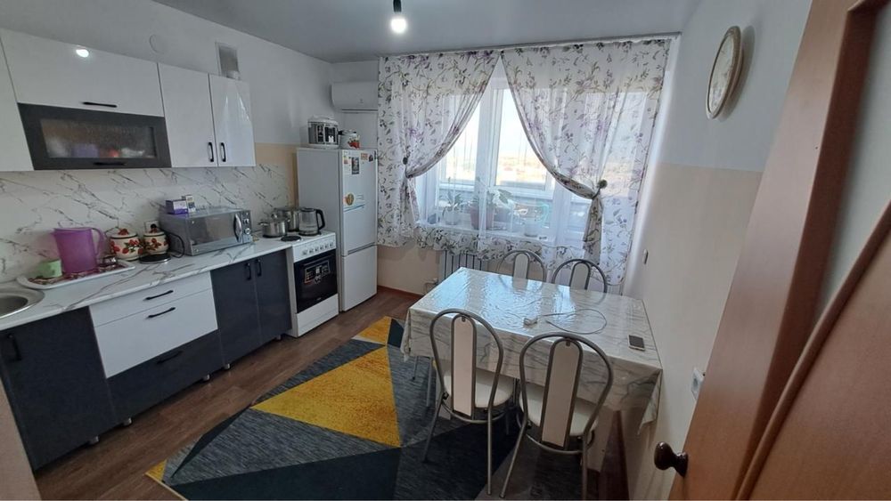 Үй сатамын тез арада келісуге болады сауда бар үй жаңа жизаздары бар.