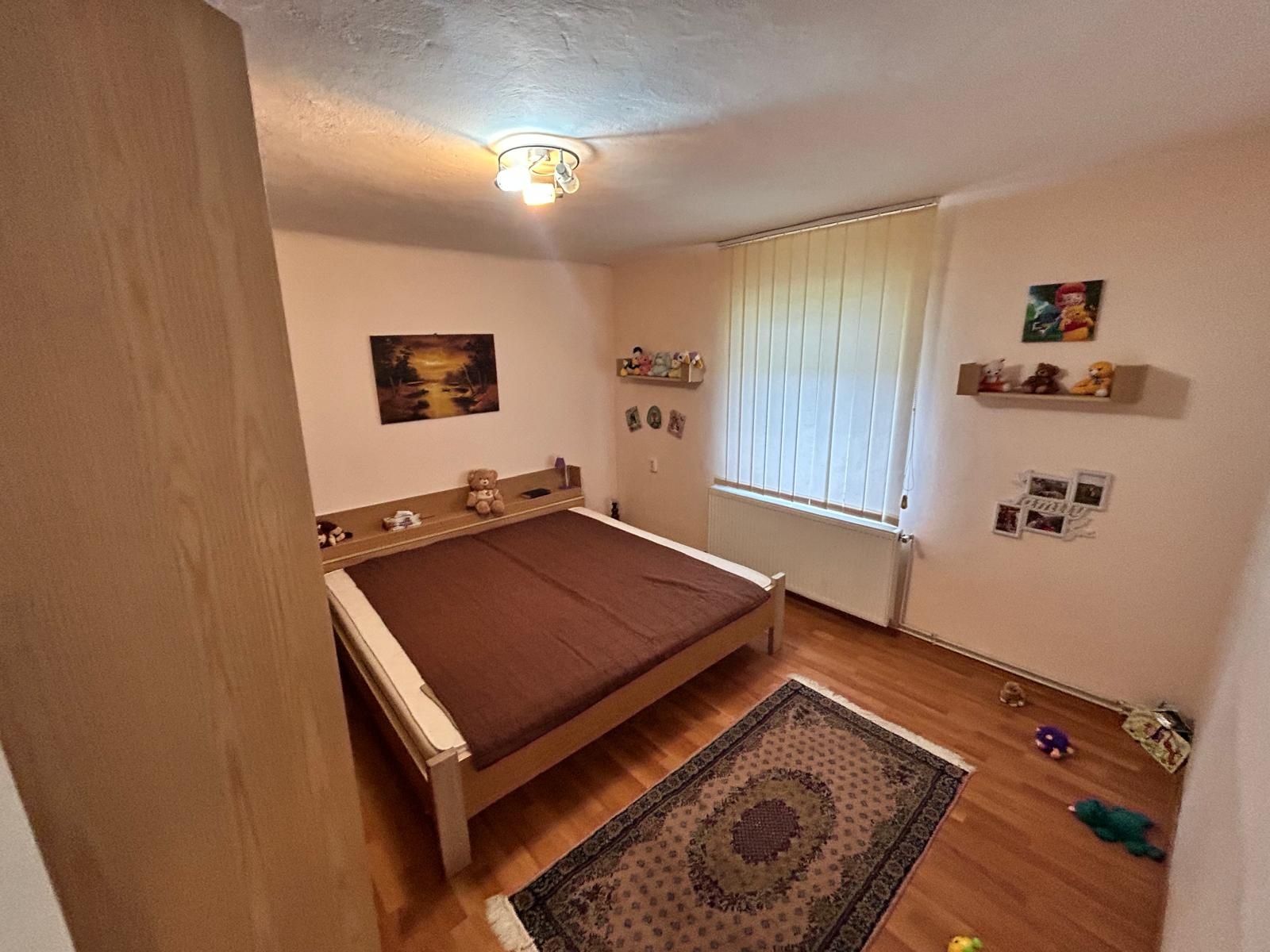 Casa la tara inconjurata de verdeata