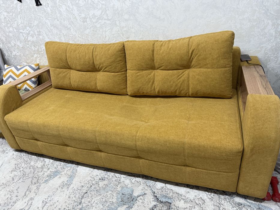 Продается диван горчичного цвета б/у, торг уместен.