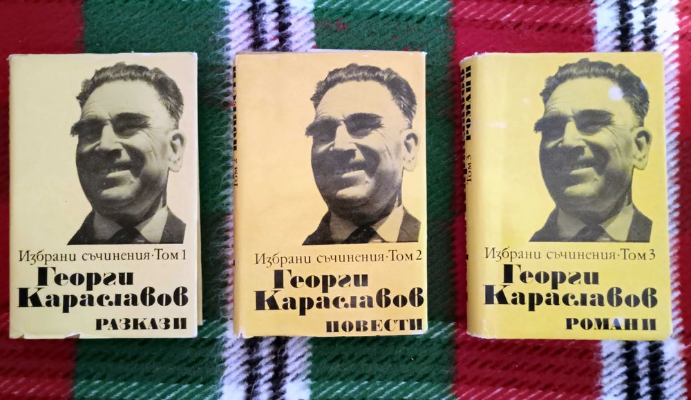 Продавам 7 комплекта книги и една самостоятелна