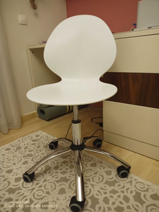 Продавам офис стол