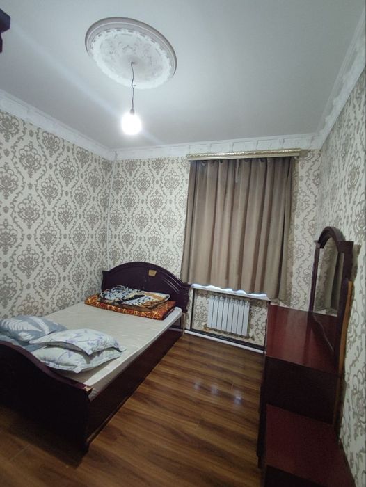 2х комнатная с мебелью и техникой в центре Чирчика