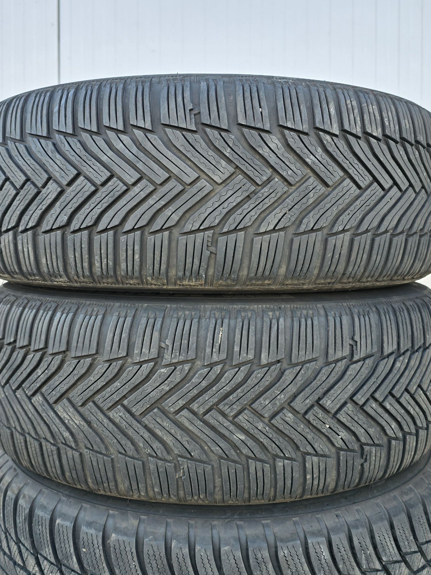 4 Броя 215/55/17 2xMichelin5,5mm, 2xBridgestone7mm