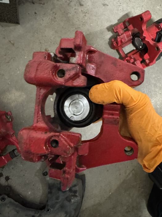 Продавам спирачни апарати Golf 7 GTi