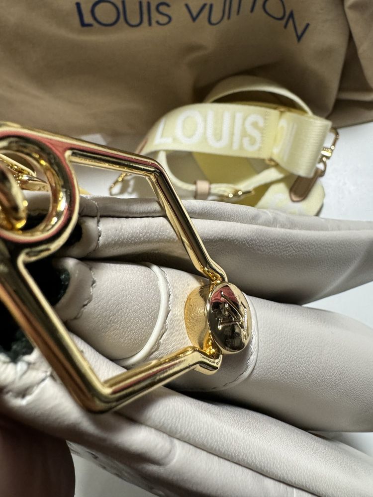Чанта-Louis Vuitton Coussin PM естествена кожа