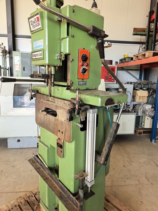 Верижна дълбачка за врати с пневматика.