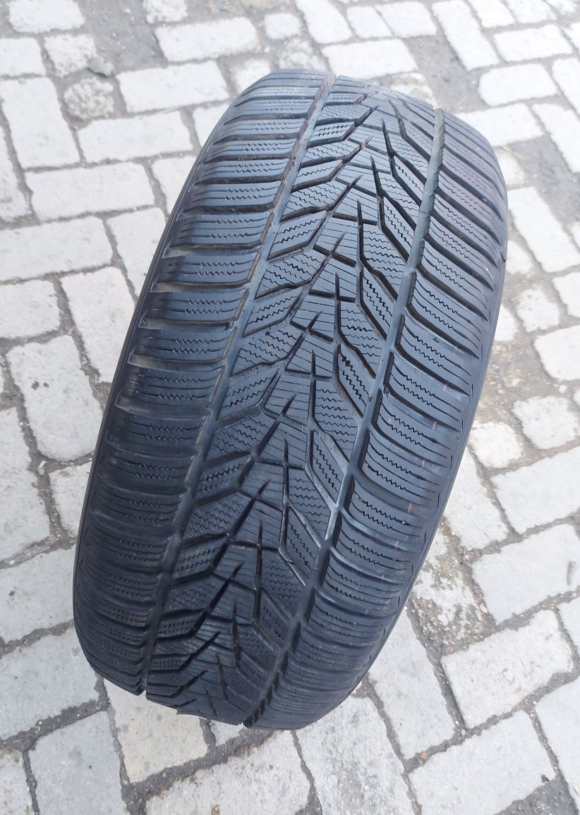 O bucată 255/245 50 R19 M+S iarnă - una Pirelli Hankook